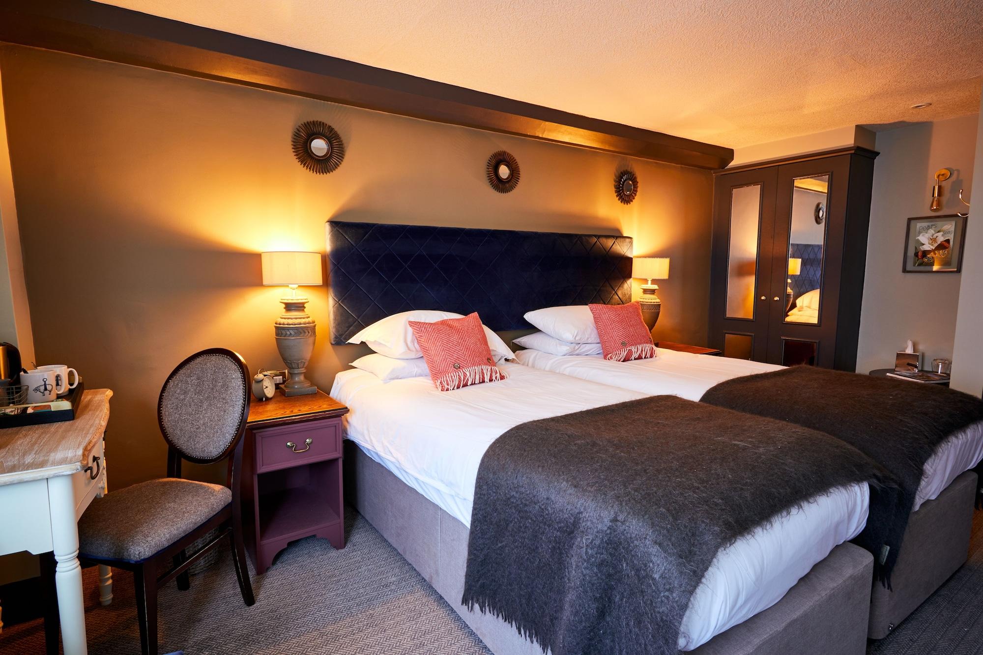The Fleece At سيرنسيستر المظهر الخارجي الصورة A bedroom at The Swan Hotel