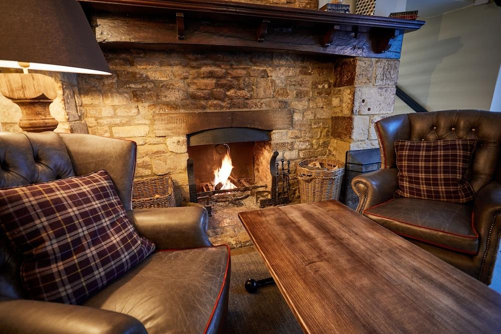 The Fleece At سيرنسيستر المظهر الخارجي الصورة The interior of the pub