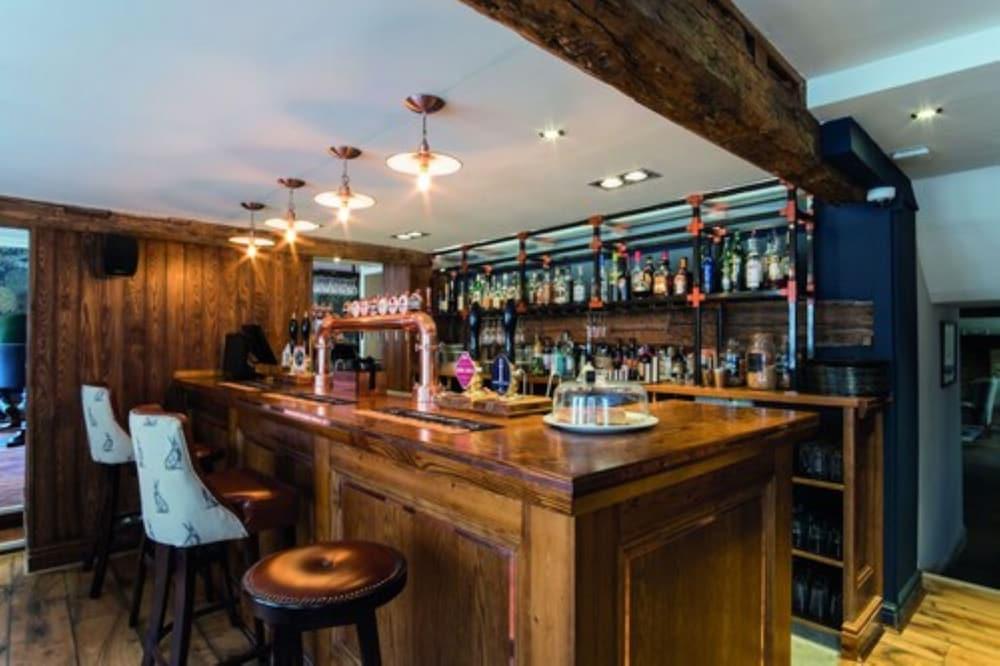 The Fleece At سيرنسيستر المظهر الخارجي الصورة The bar at The Old Dispensary