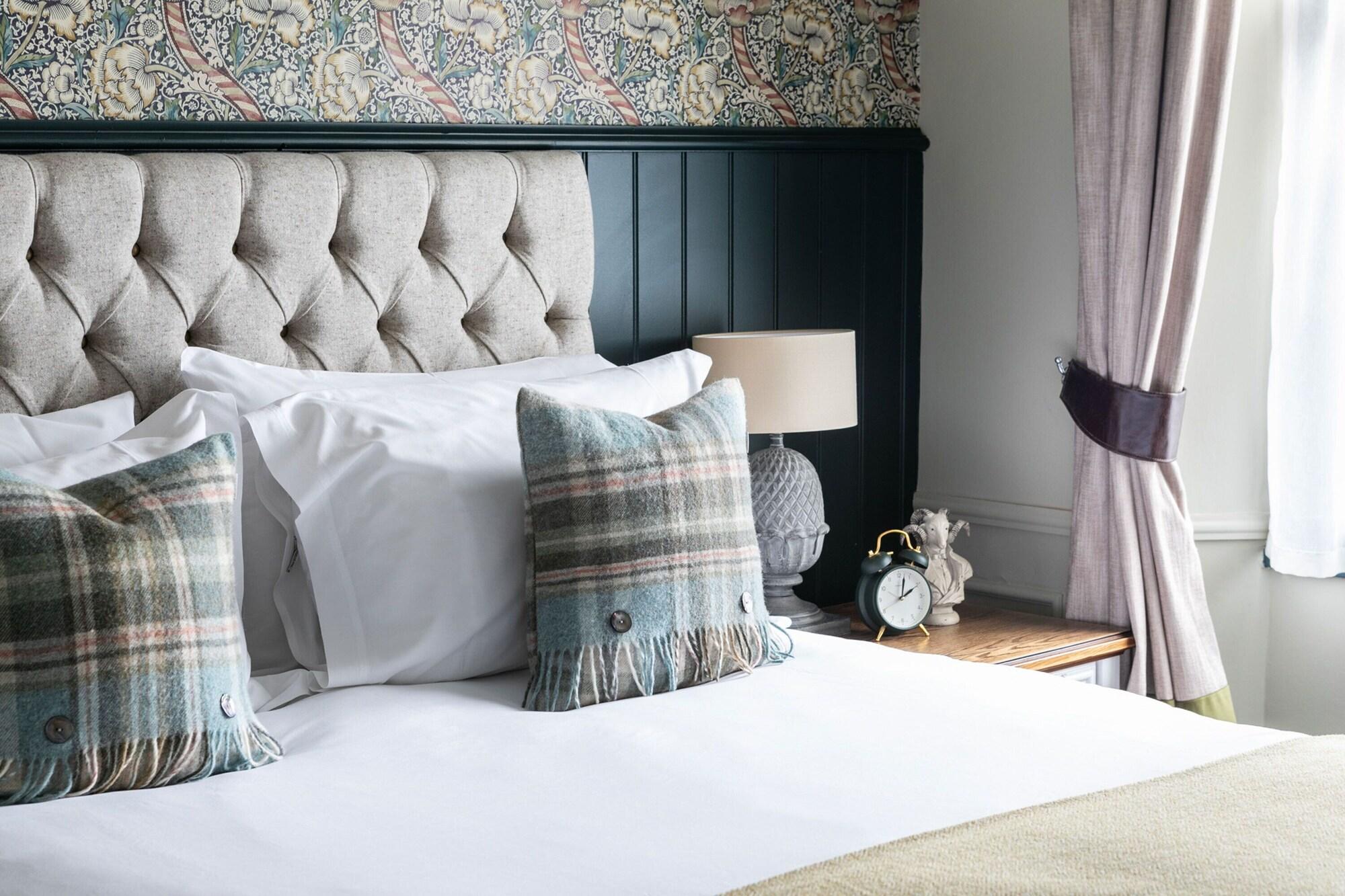 The Fleece At سيرنسيستر المظهر الخارجي الصورة A bedroom at The Old Bank Hotel