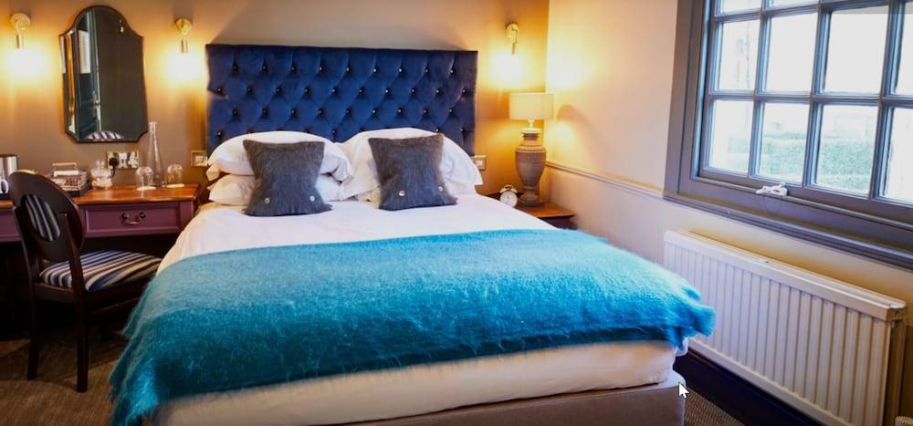 The Fleece At سيرنسيستر المظهر الخارجي الصورة A bed with a blue throw