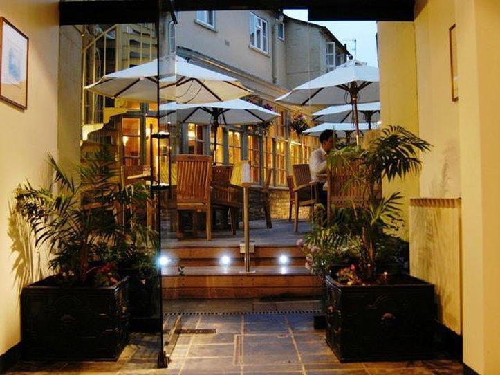 The Fleece At سيرنسيستر المطعم الصورة The entrance to the restaurant