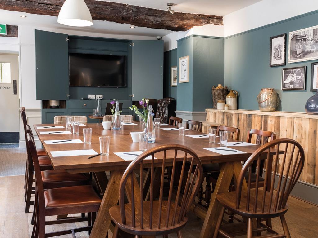 The Fleece At سيرنسيستر المظهر الخارجي الصورة The dining room at the Old Parsonage