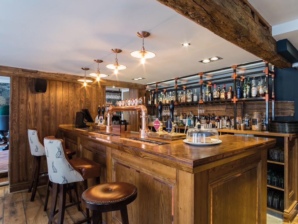 The Fleece At سيرنسيستر المظهر الخارجي الصورة The bar at The Old Post Office