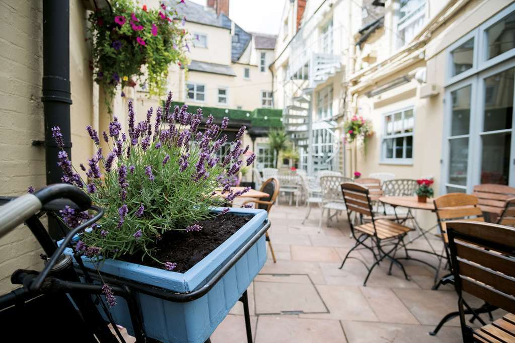 The Fleece At سيرنسيستر المظهر الخارجي الصورة The courtyard at The Old Parsonage Hotel