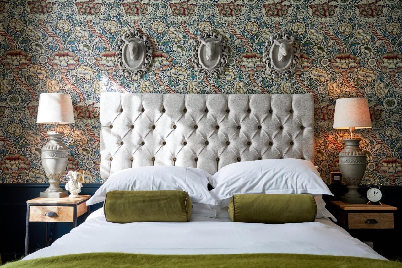 The Fleece At سيرنسيستر المظهر الخارجي الصورة A bedroom at The Ivy Hotel