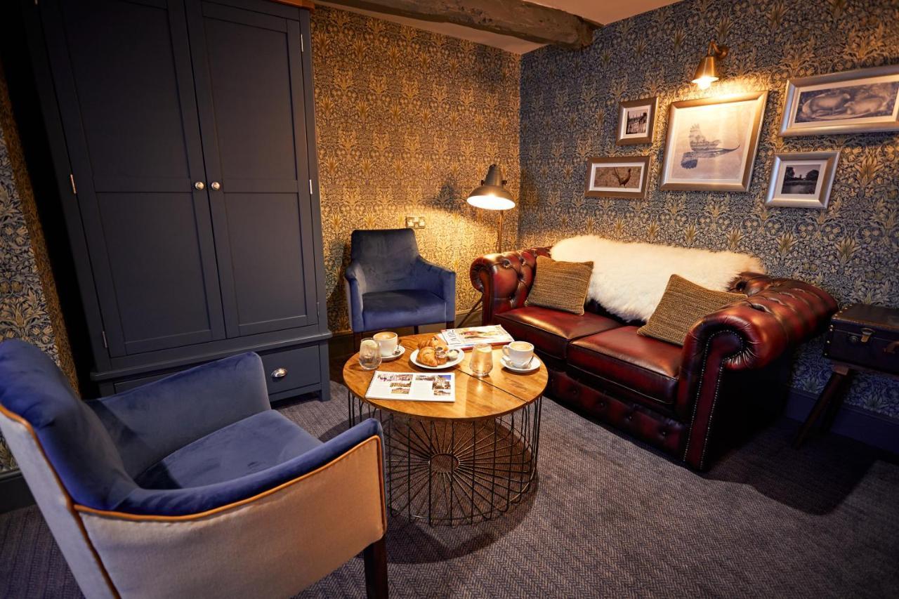 The Fleece At سيرنسيستر المظهر الخارجي الصورة The lounge at the station